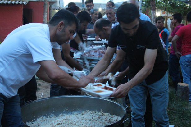 Yüsekovalılar ilk iftarı çadırda açtı - 29
