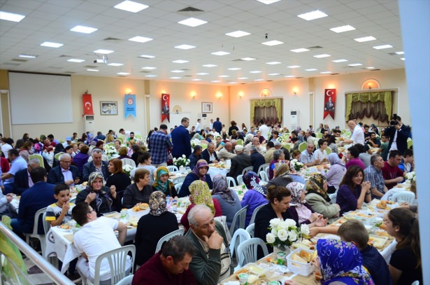 Yüsekovalılar ilk iftarı çadırda açtı - 26