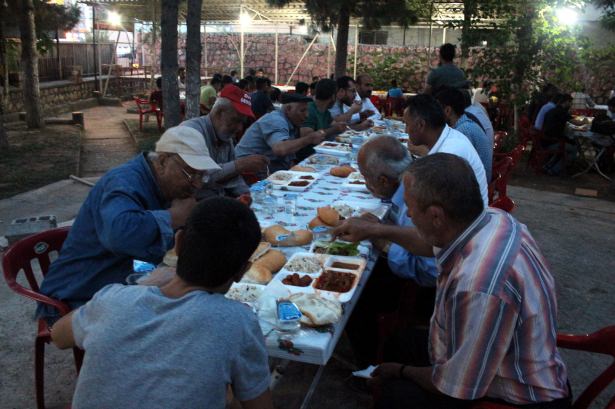 Yüsekovalılar ilk iftarı çadırda açtı - 17