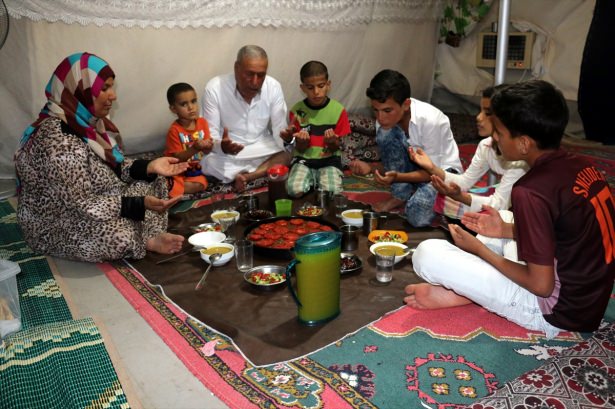 Yüsekovalılar ilk iftarı çadırda açtı - 16