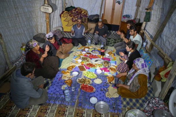 Yüsekovalılar ilk iftarı çadırda açtı - 31