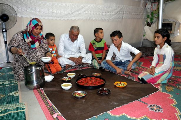 Yüsekovalılar ilk iftarı çadırda açtı - 3