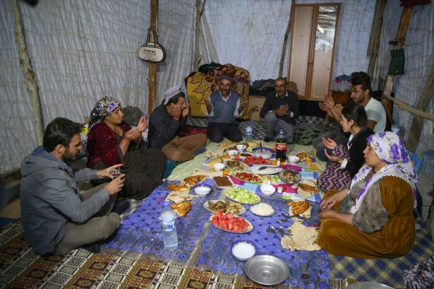 Yüsekovalılar ilk iftarı çadırda açtı - 25