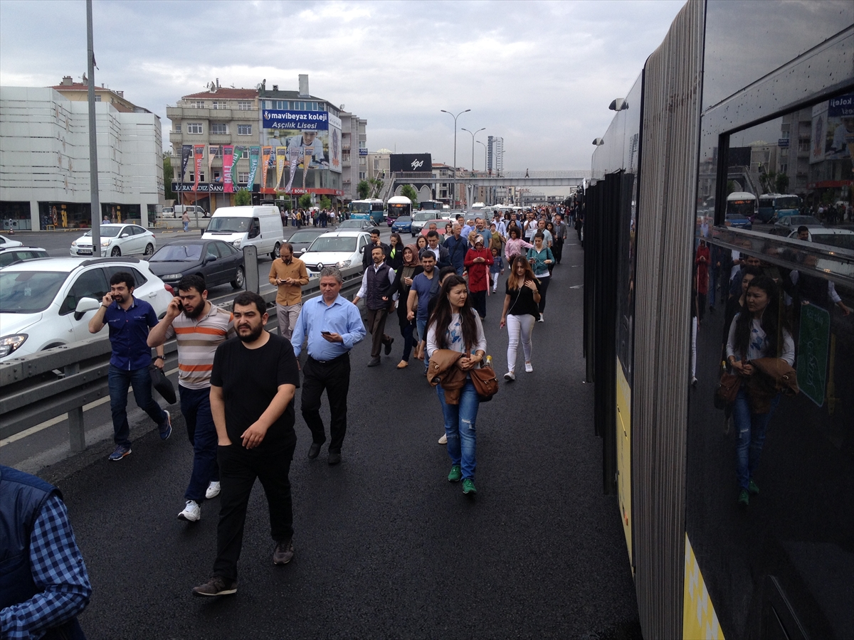 Hafriyat kamyonu metrobüs yoluna girdi - 6
