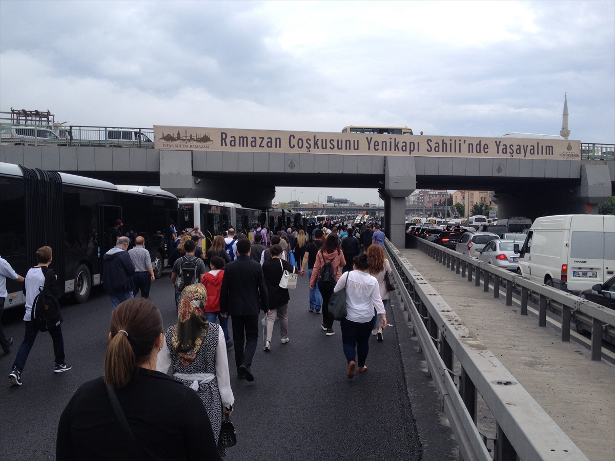 Hafriyat kamyonu metrobüs yoluna girdi - 19