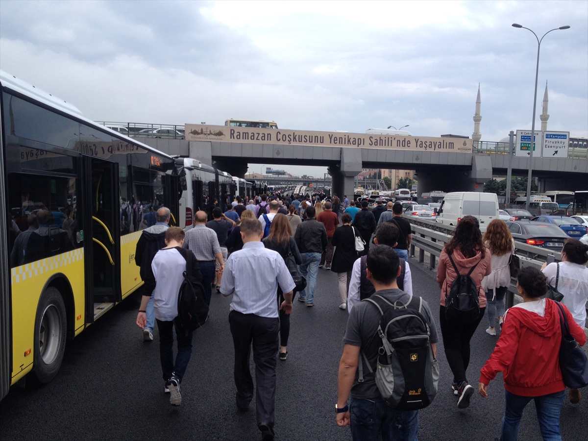 Hafriyat kamyonu metrobüs yoluna girdi - 2
