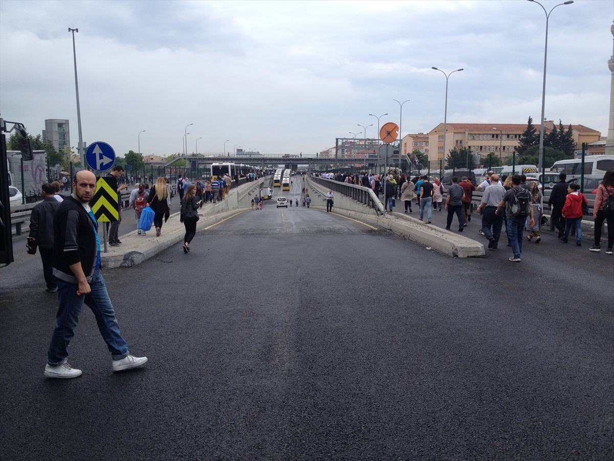 Hafriyat kamyonu metrobüs yoluna girdi - 4