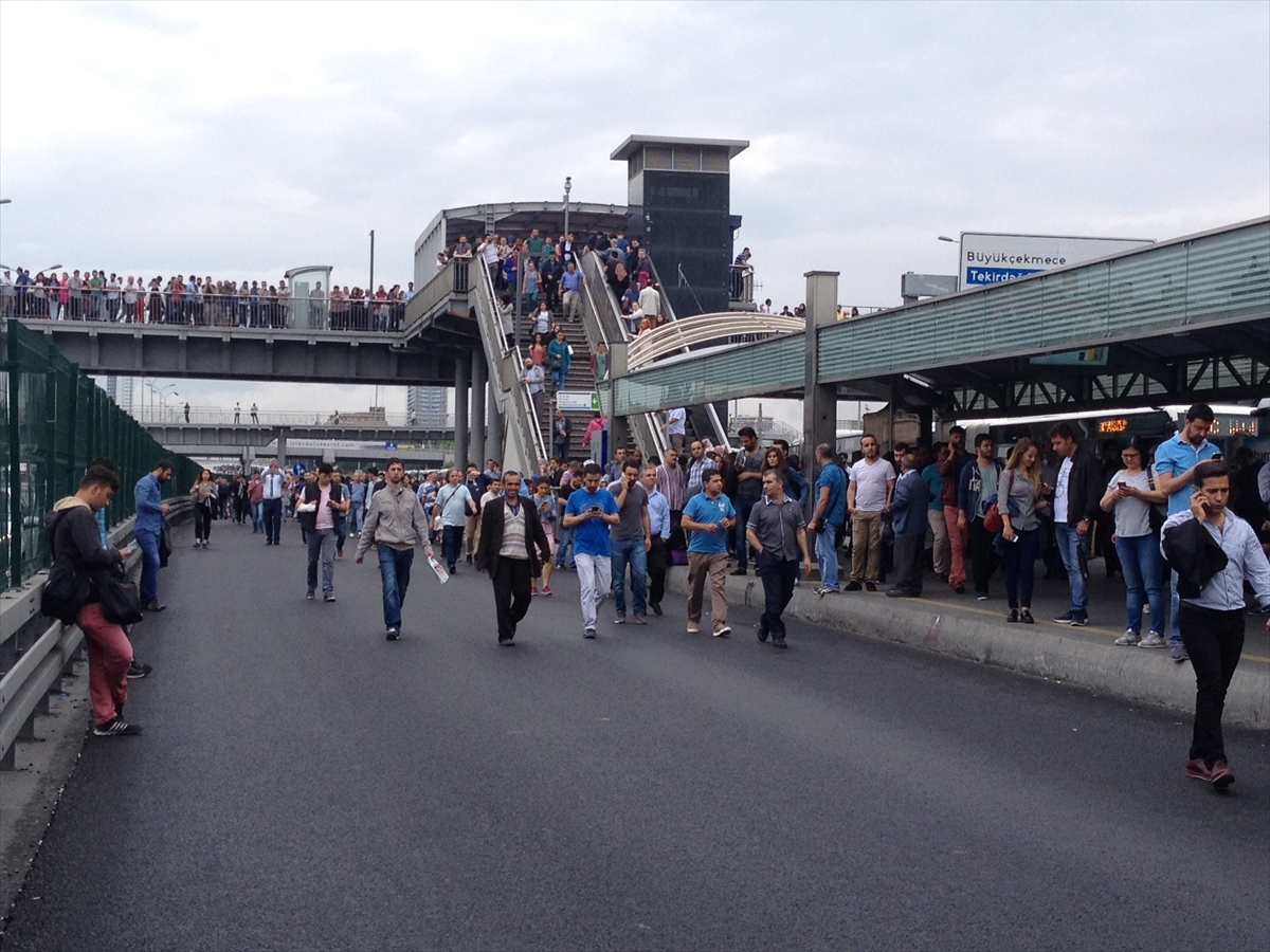 Hafriyat kamyonu metrobüs yoluna girdi - 21