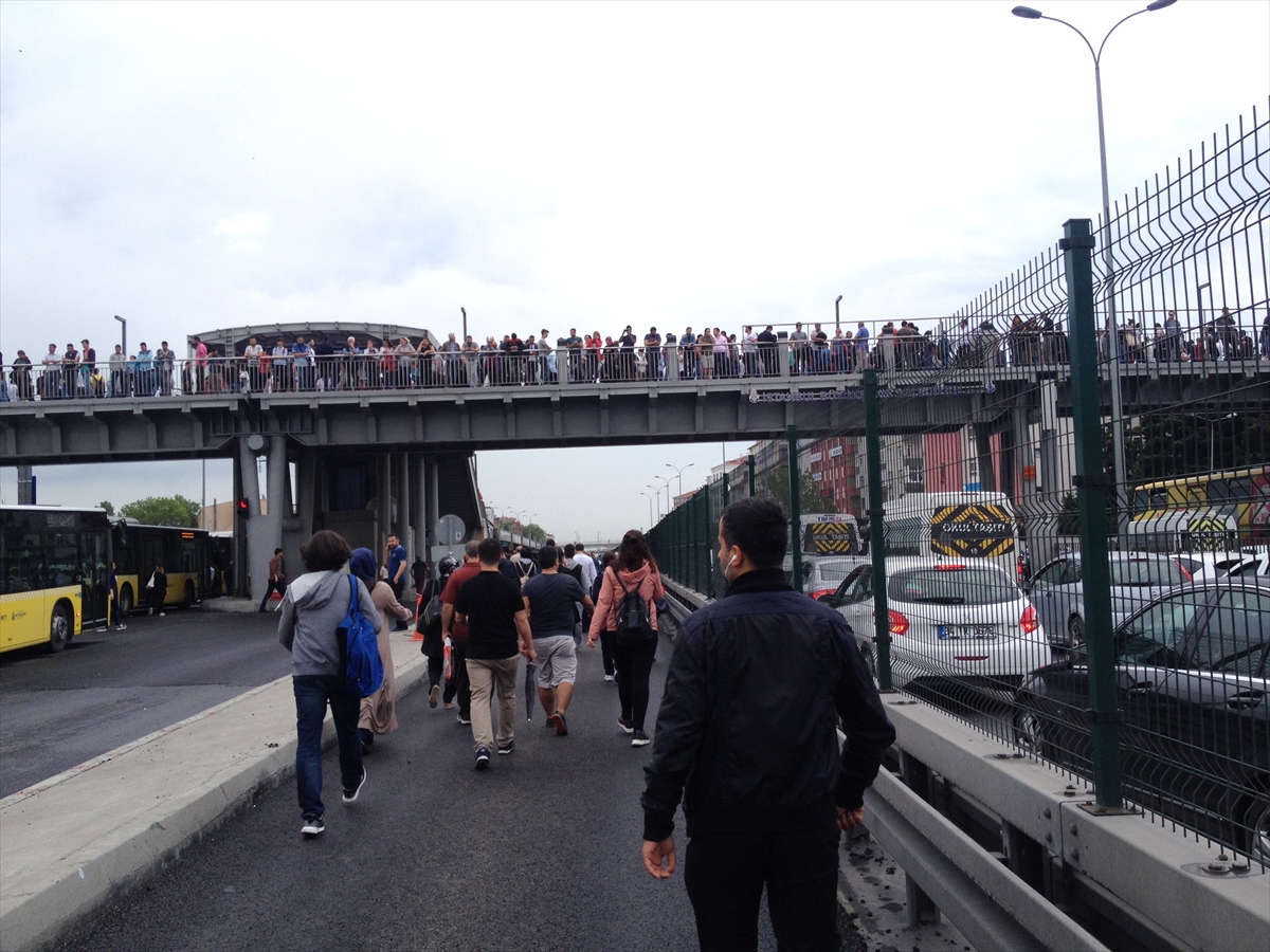 Hafriyat kamyonu metrobüs yoluna girdi - 7