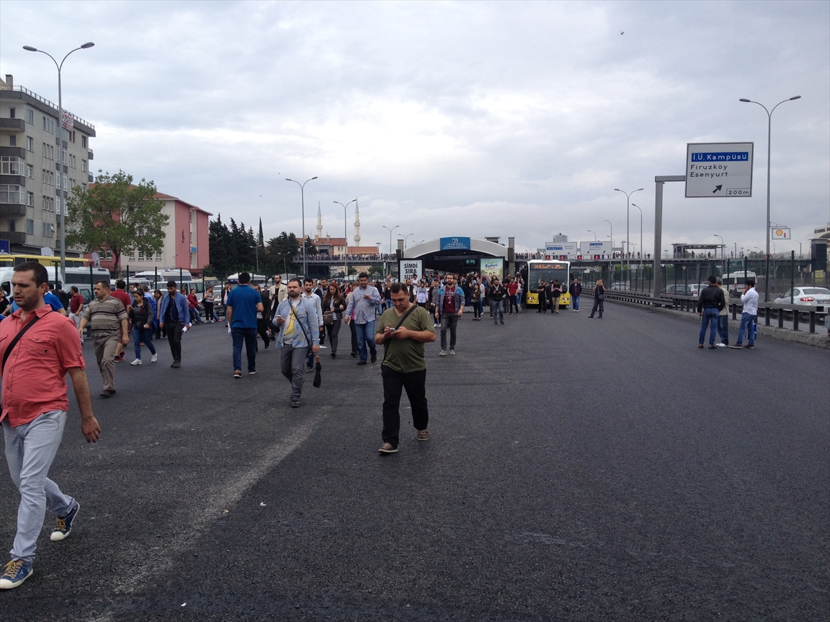 Hafriyat kamyonu metrobüs yoluna girdi - 14