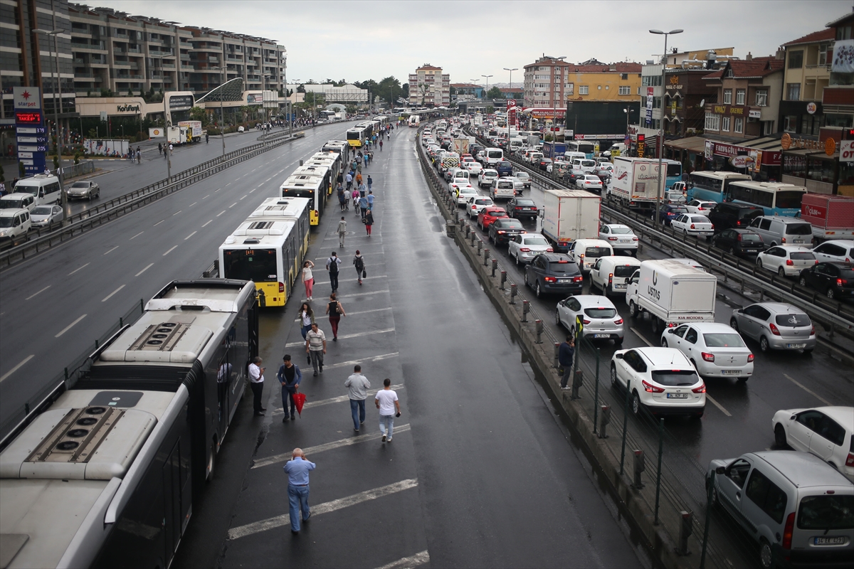 Hafriyat kamyonu metrobüs yoluna girdi - 20