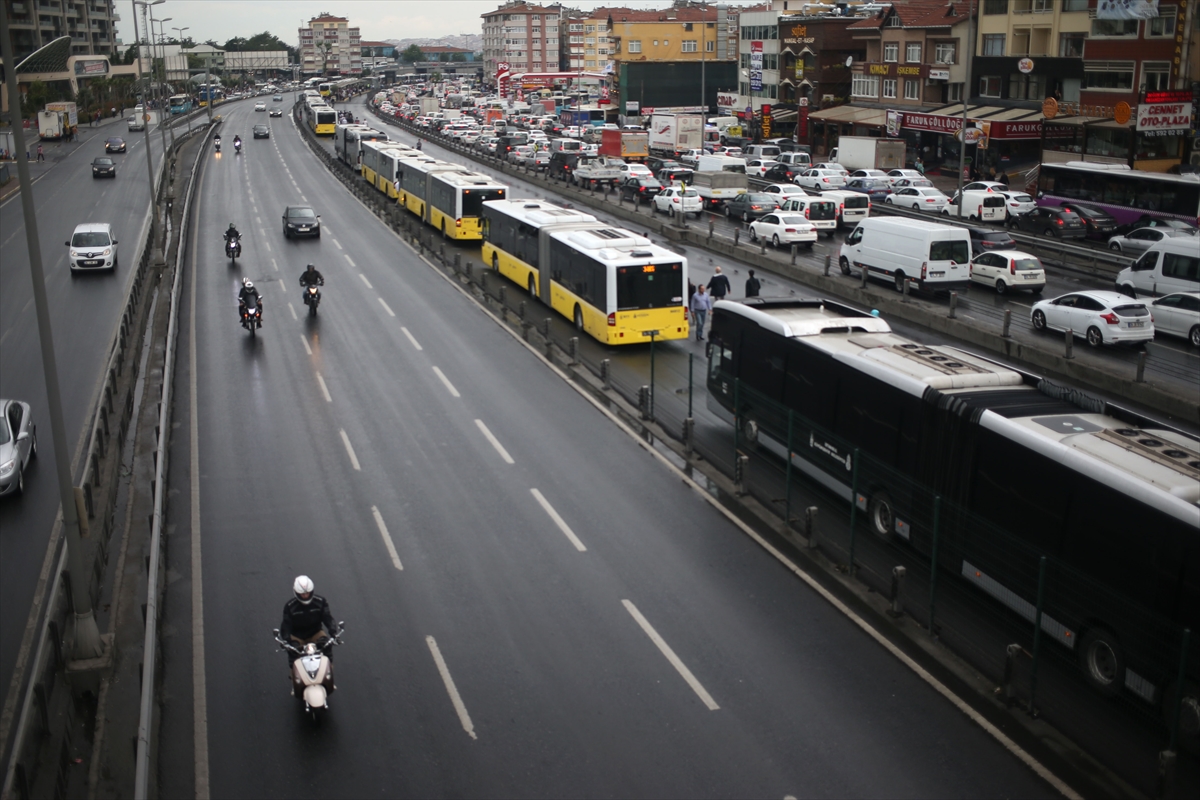 Hafriyat kamyonu metrobüs yoluna girdi - 17