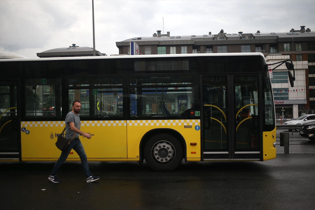 Hafriyat kamyonu metrobüs yoluna girdi - 5