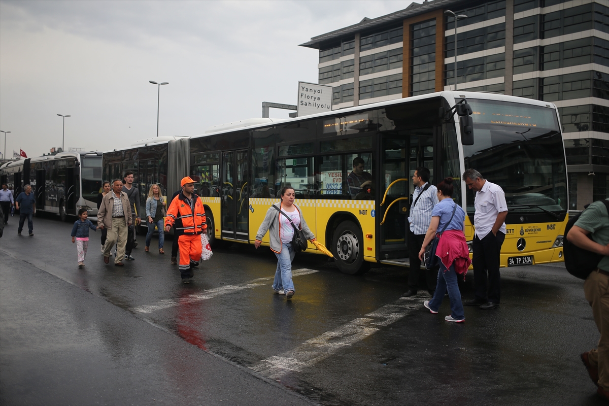 Hafriyat kamyonu metrobüs yoluna girdi - 12
