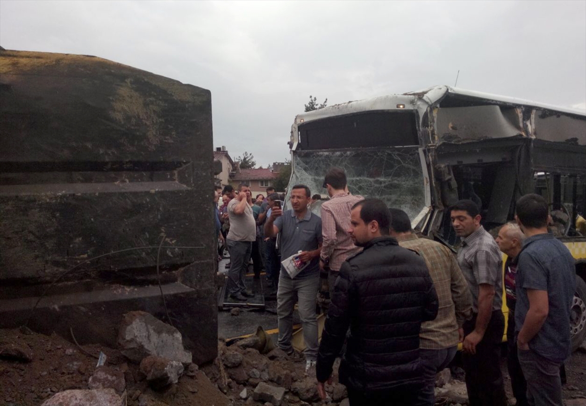 Hafriyat kamyonu metrobüs yoluna girdi - 1