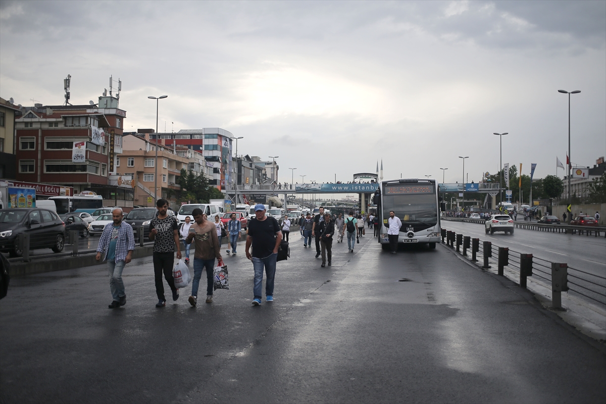 Hafriyat kamyonu metrobüs yoluna girdi - 18
