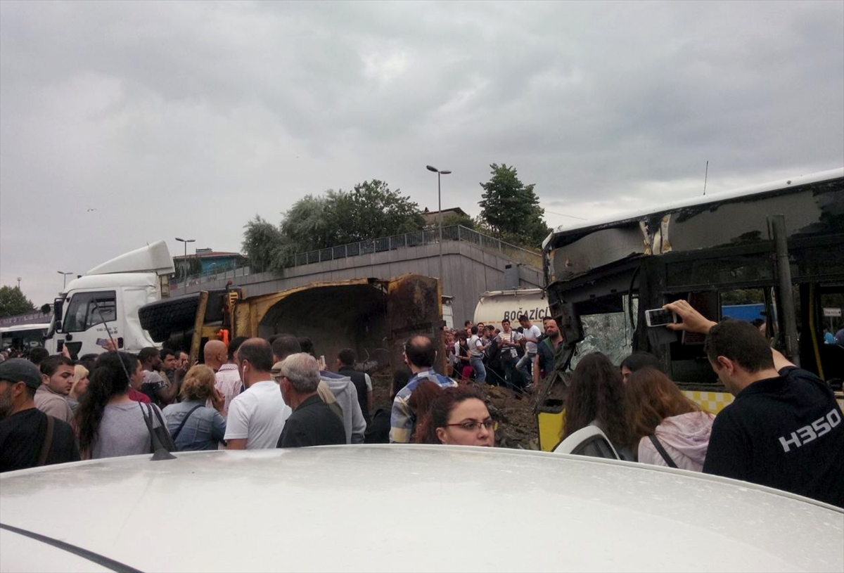 Hafriyat kamyonu metrobüs yoluna girdi - 16