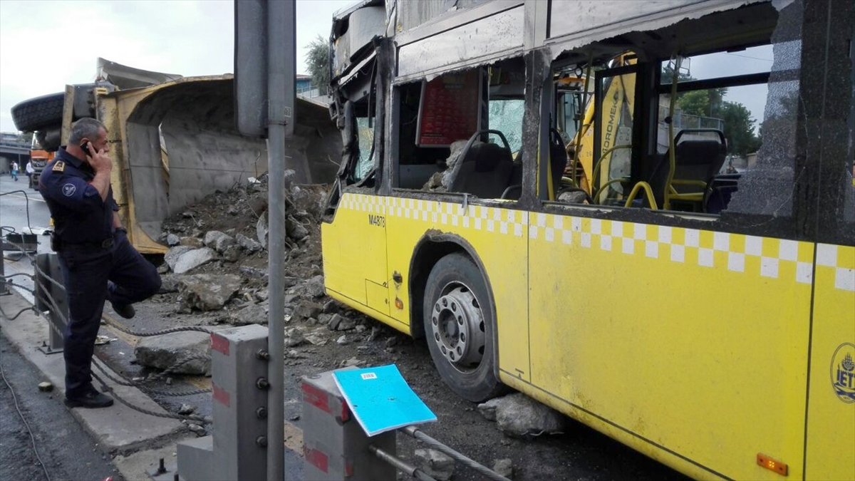 Hafriyat kamyonu metrobüs yoluna girdi - 10