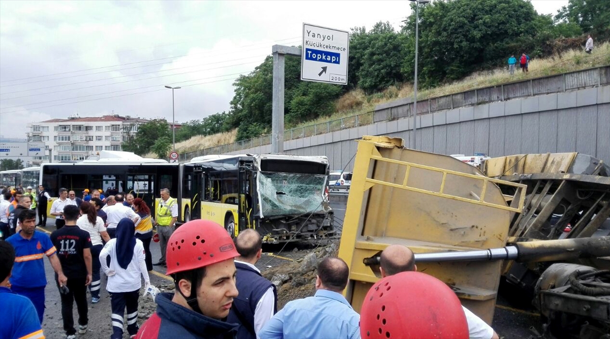 Hafriyat kamyonu metrobüs yoluna girdi - 8
