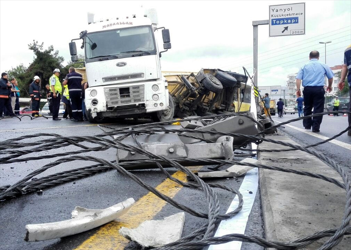 Hafriyat kamyonu metrobüs yoluna girdi - 15