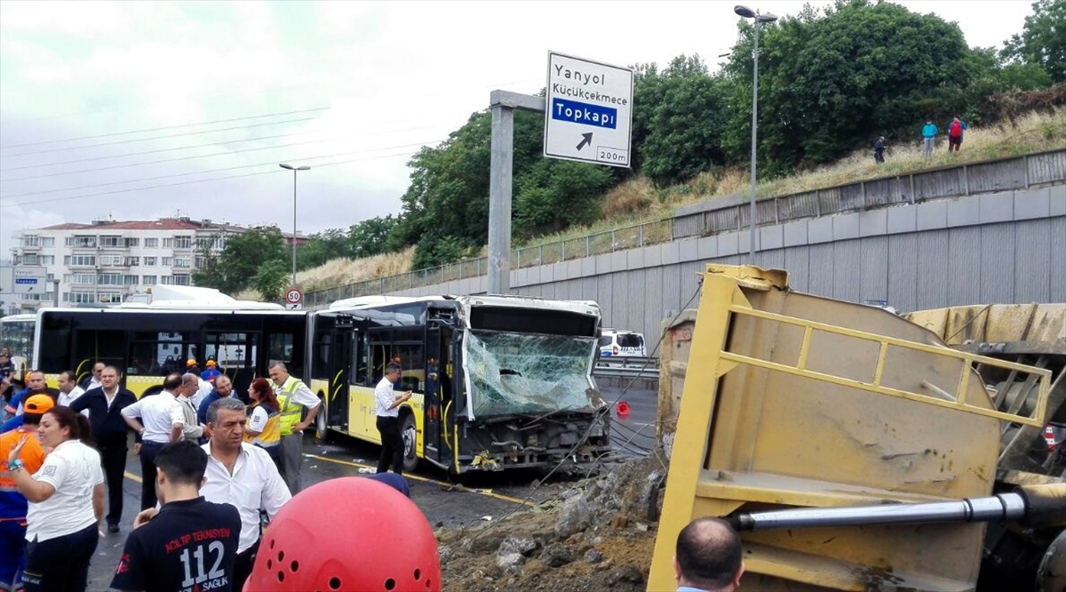 Hafriyat kamyonu metrobüs yoluna girdi - 9