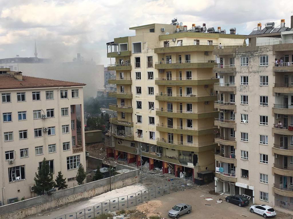 Mardin'de bombalı araçla saldırıdan ilk fotoğraflar - 5