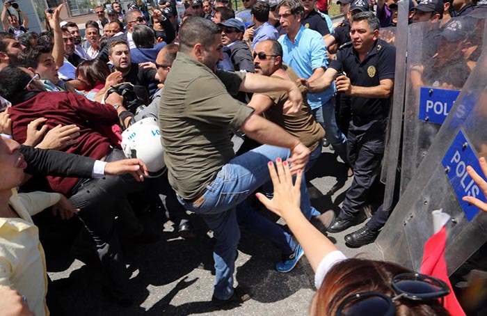 CHP'liler ve polis arasında arbede yaşandı - 667