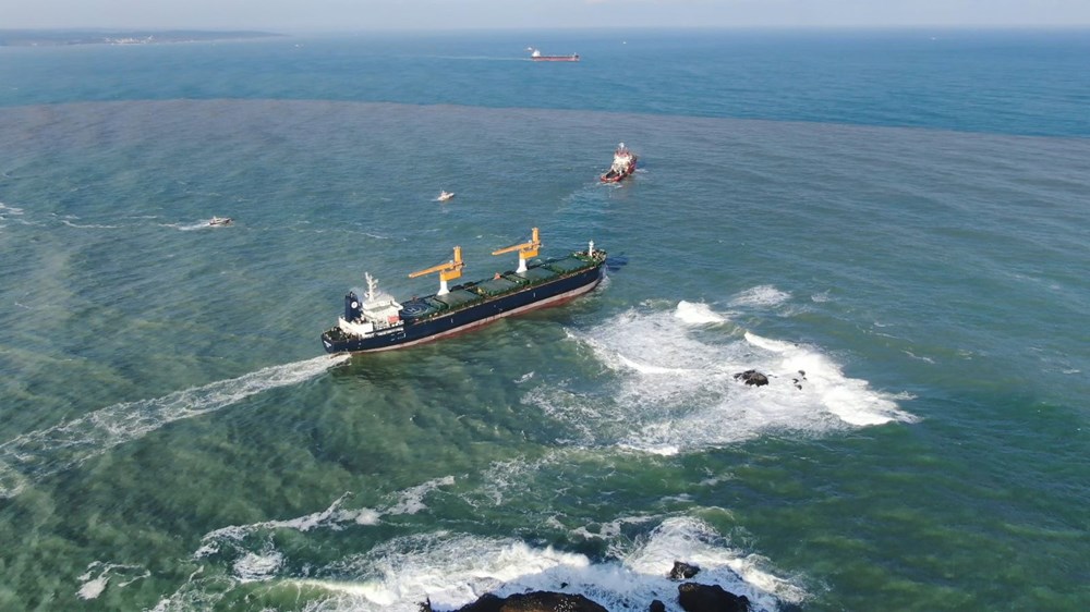 Riva'da sürüklenen kargo gemisi kurtarıldı - 1