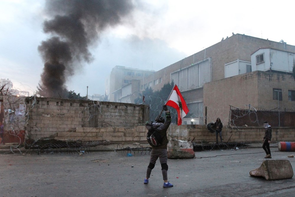 Lübnan'da devam eden gösterilerde 100'den fazla kişi yaralandı - 6