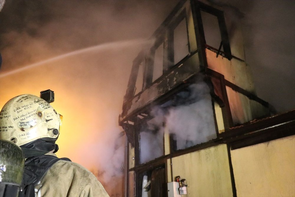 Bursa'da 120 yıllık tarihi bina kül oldu - 1