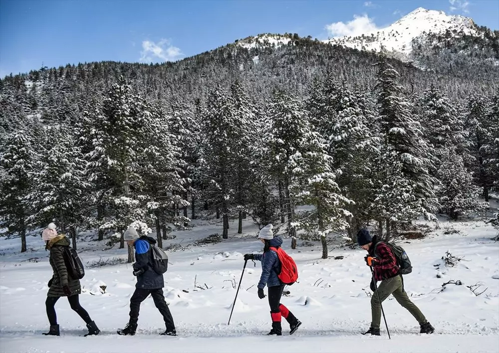 'Beyaz gelinliğini' giyen Toroslar doğa yürüyüşçülerinin gözdesi oldu - 2