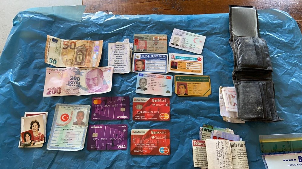 Moloz yığınlarında, depremzedelerin eşyaları aranıyor - 84580