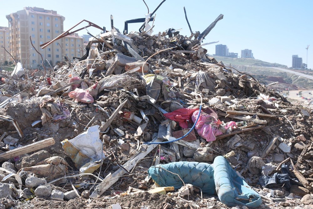 Moloz yığınlarında, depremzedelerin eşyaları aranıyor - 84581