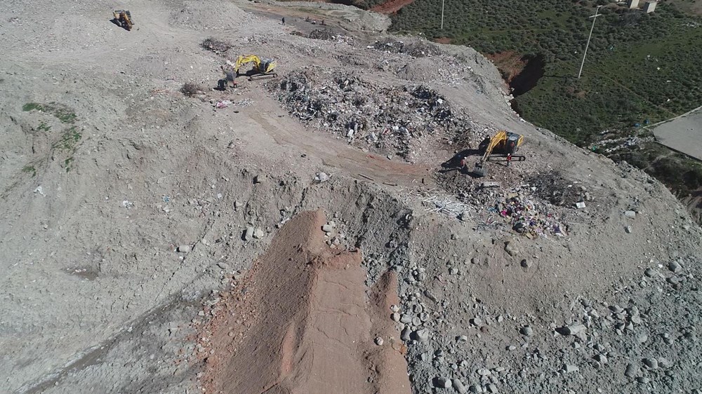 Moloz yığınlarında, depremzedelerin eşyaları aranıyor - 84582