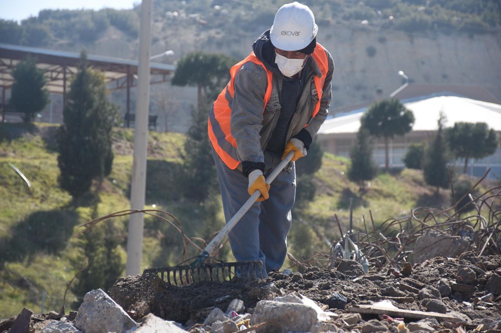 Moloz yığınlarında, depremzedelerin eşyaları aranıyor - 84585