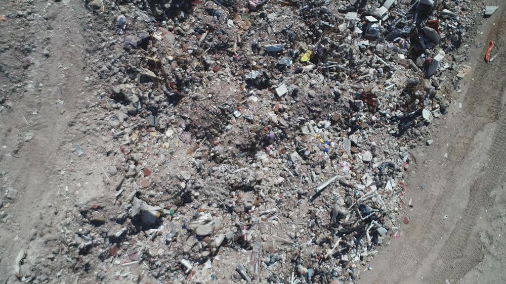 Moloz yığınlarında, depremzedelerin eşyaları aranıyor - 84586