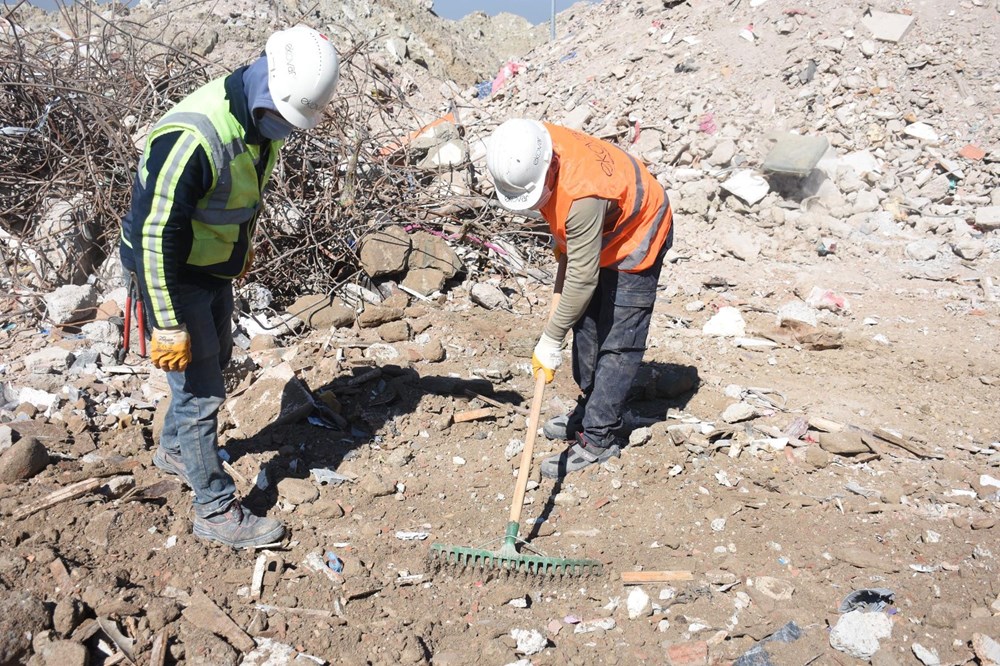 Moloz yığınlarında, depremzedelerin eşyaları aranıyor - 84590