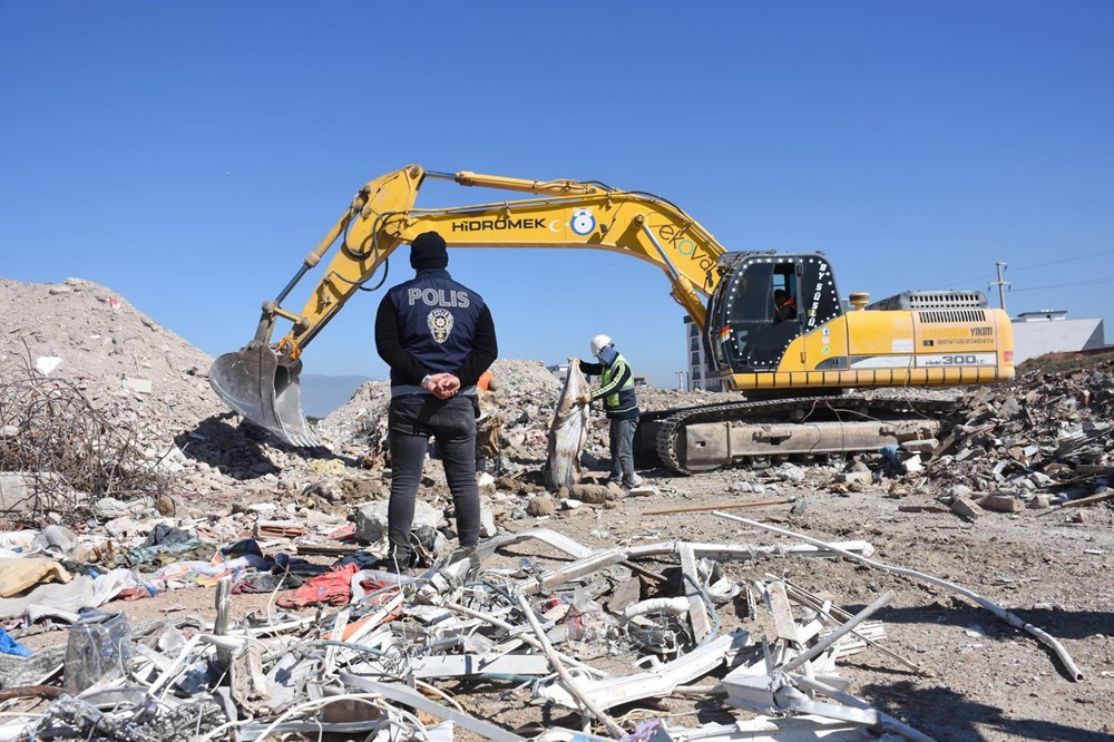 Moloz yığınlarında, depremzedelerin eşyaları aranıyor - 84591