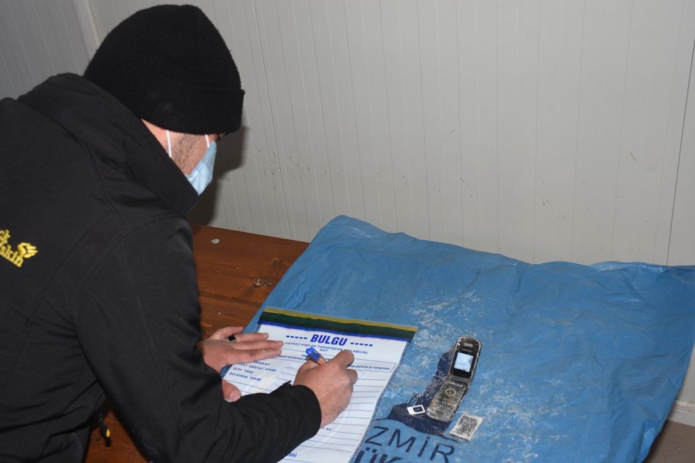 Moloz yığınlarında, depremzedelerin eşyaları aranıyor - 84592