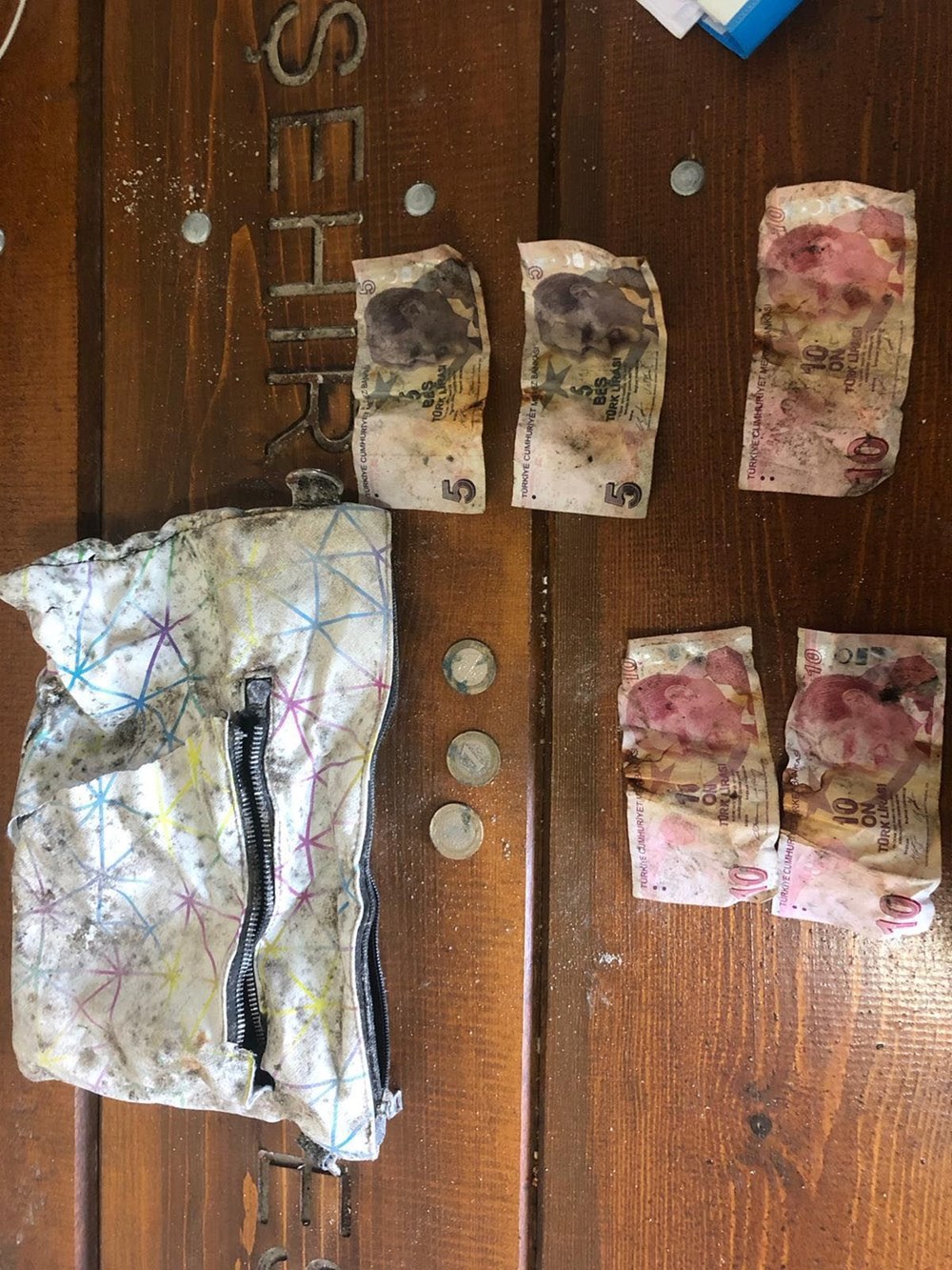 Moloz yığınlarında, depremzedelerin eşyaları aranıyor - 84593