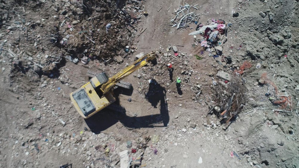 Moloz yığınlarında, depremzedelerin eşyaları aranıyor - 84594