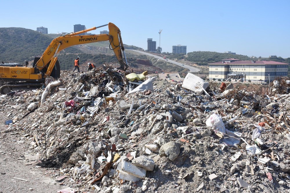 Moloz yığınlarında, depremzedelerin eşyaları aranıyor - 84596