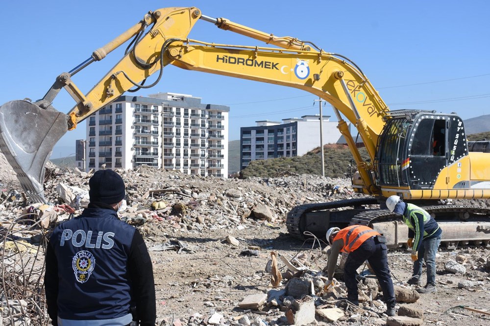 Moloz yığınlarında, depremzedelerin eşyaları aranıyor - 84597