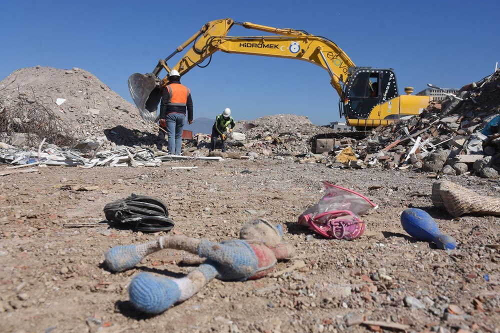 Moloz yığınlarında, depremzedelerin eşyaları aranıyor - 84599