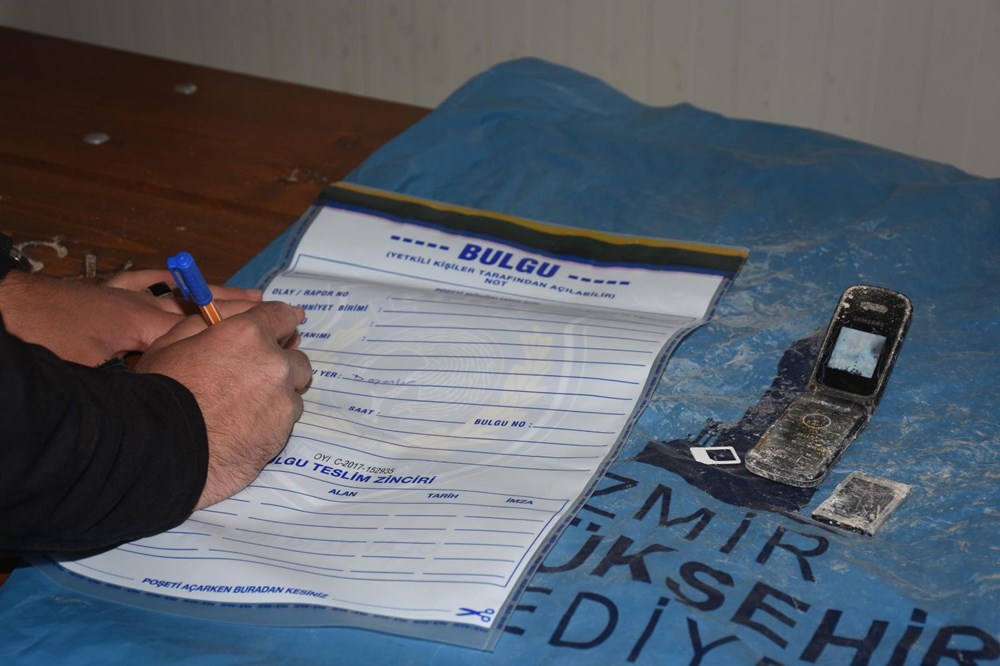 Moloz yığınlarında, depremzedelerin eşyaları aranıyor - 84600