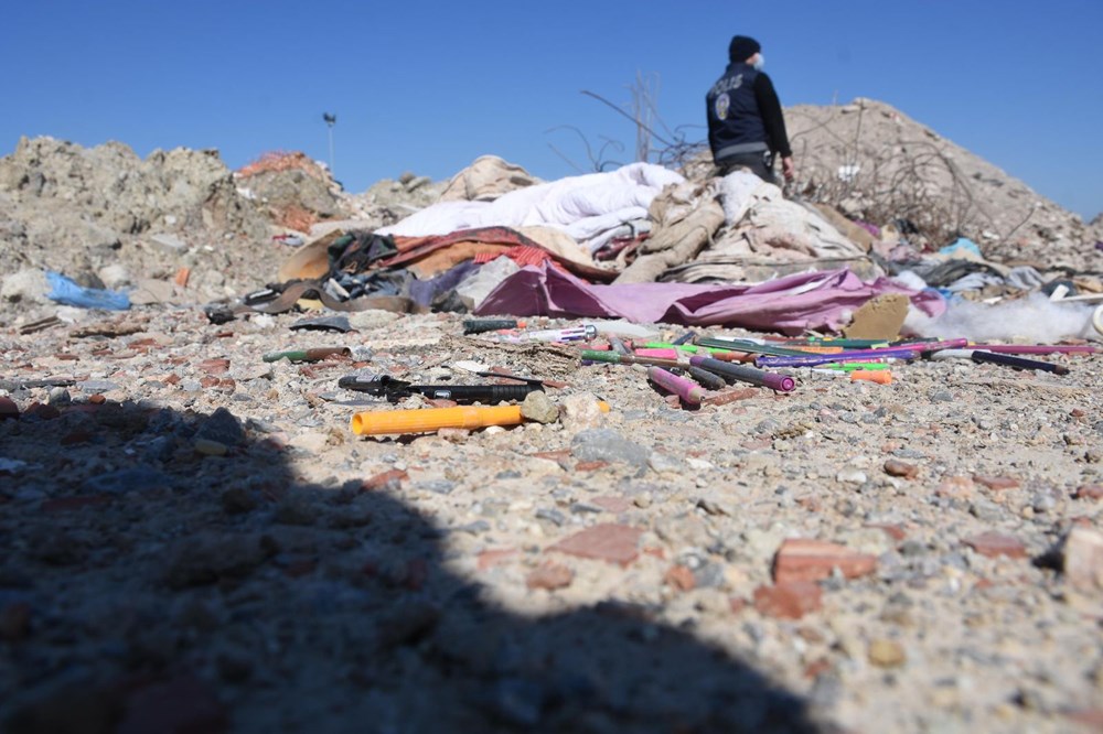 Moloz yığınlarında, depremzedelerin eşyaları aranıyor - 84601