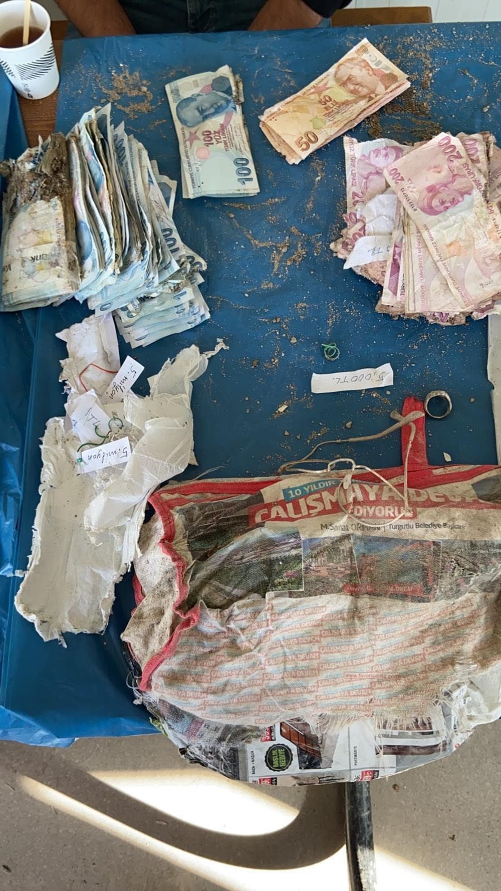 Moloz yığınlarında, depremzedelerin eşyaları aranıyor - 84602