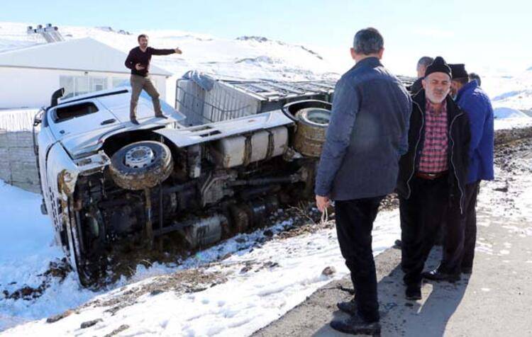 TIR yan yattı şoför isyan etti: Beni kim sıkıştırdı - 1