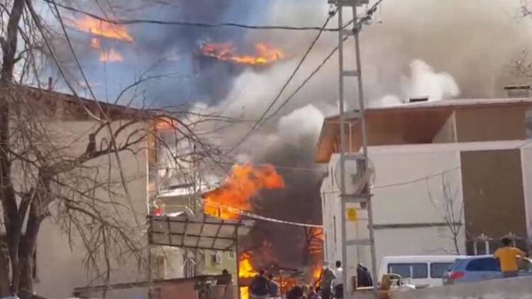 Havadan müdahale talep edildi… Artvin’de yangın 50 eve sıçradı - 3