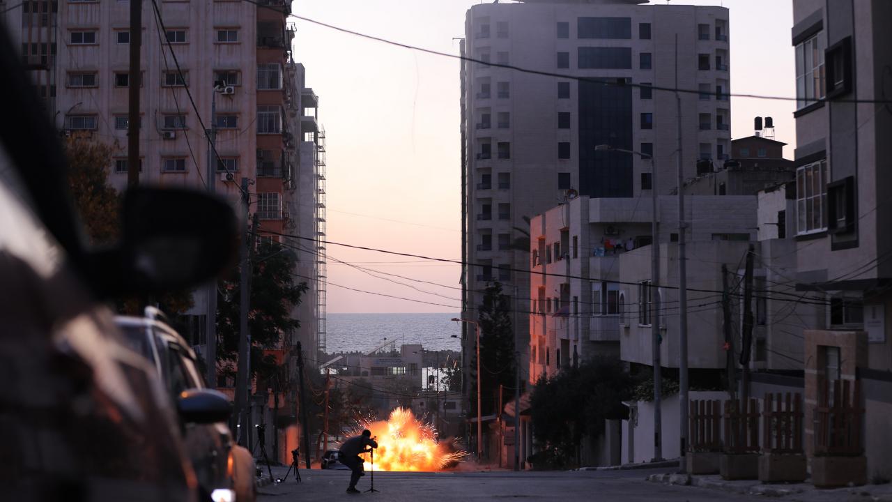 İsrail, Gazze'nin batısında bulunan 12 katlı Hanadi Kulesi'ni hava saldırısıyla yerle bir etti.